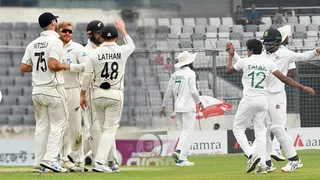 স্পিনারদের দাপটে কোণঠাসা নিউজিল্যান্ড